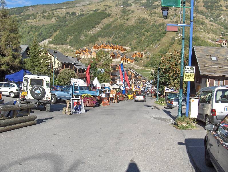 1 Les stands des vendeurs de 4x4 occupent les rues du village.jpg